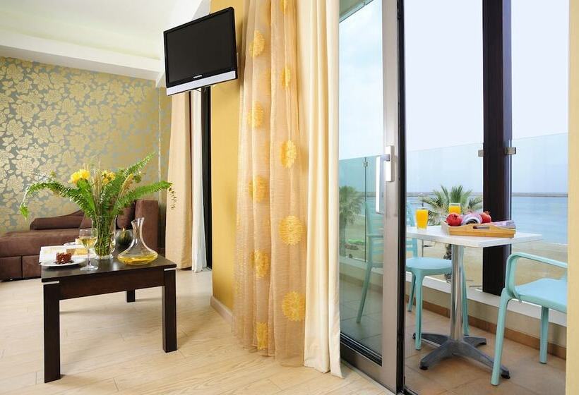 סוויטת ג'וניור נוף לים, Steris Elegant Beach Hotel & Apartments