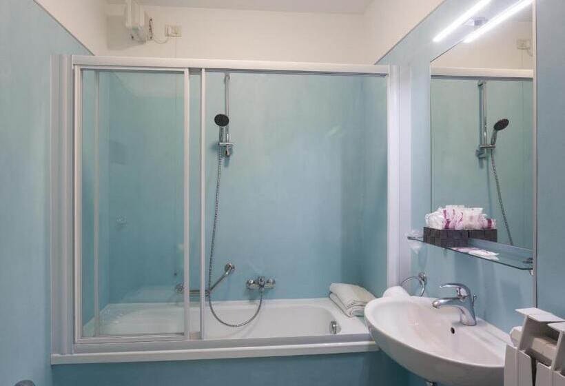 Четырехместный Номер Стандарт, Airmotel