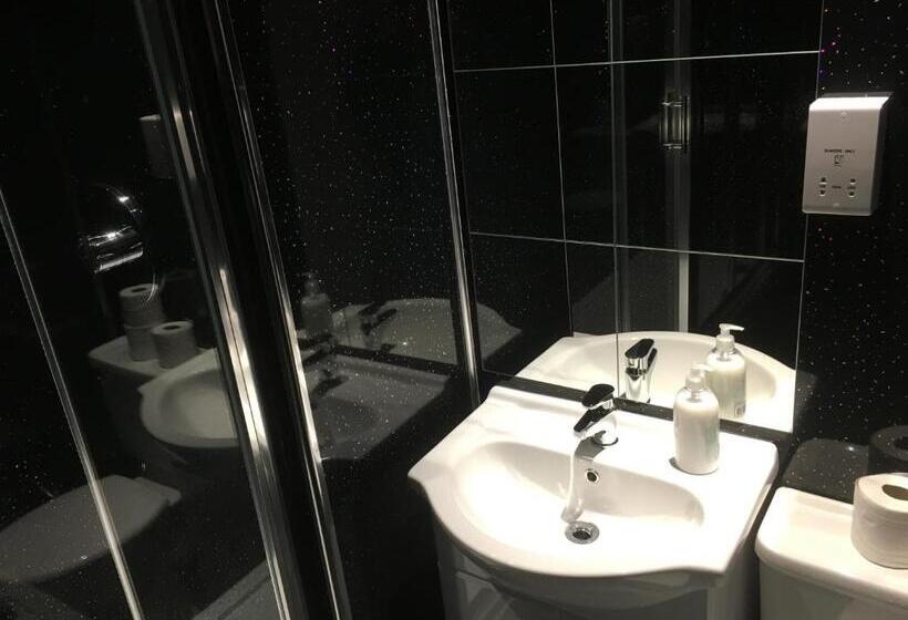 Family Room Shared Bathroom, Chase The Wild Goose, By Fort William