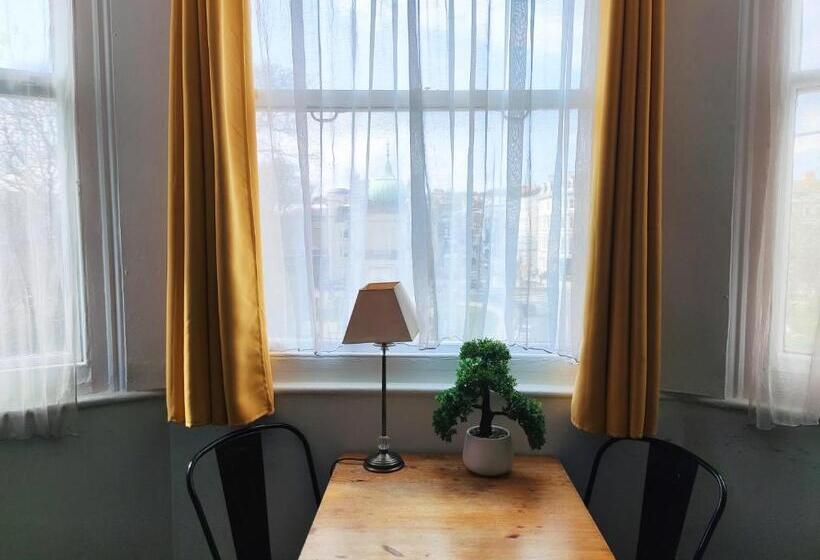 패밀리 룸, Kipps Brighton