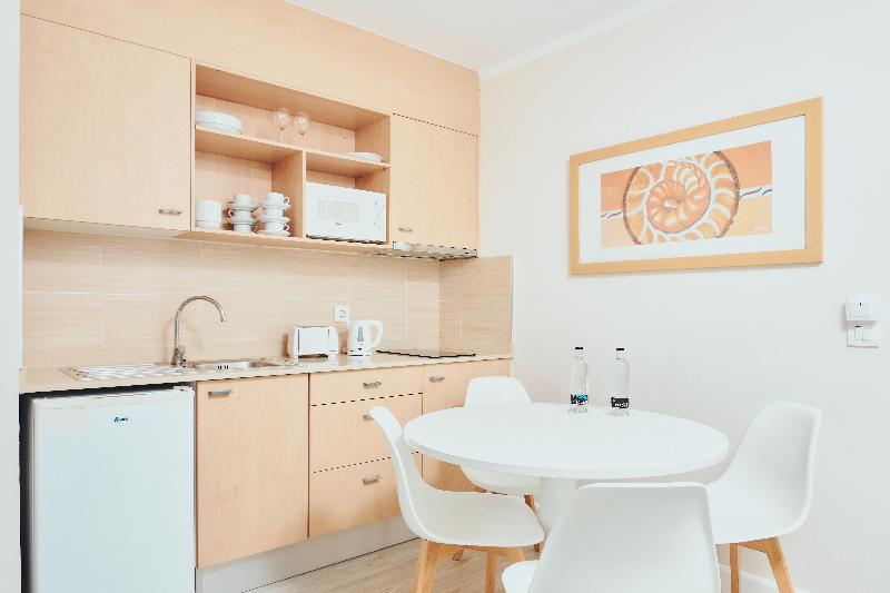 ルームシェアのワンベッド, Book A Bed Hostels