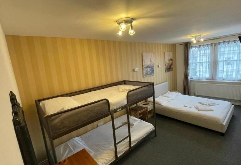 חדר סטנדרט לשלושה, Carlton Court Hotel Eastbourne