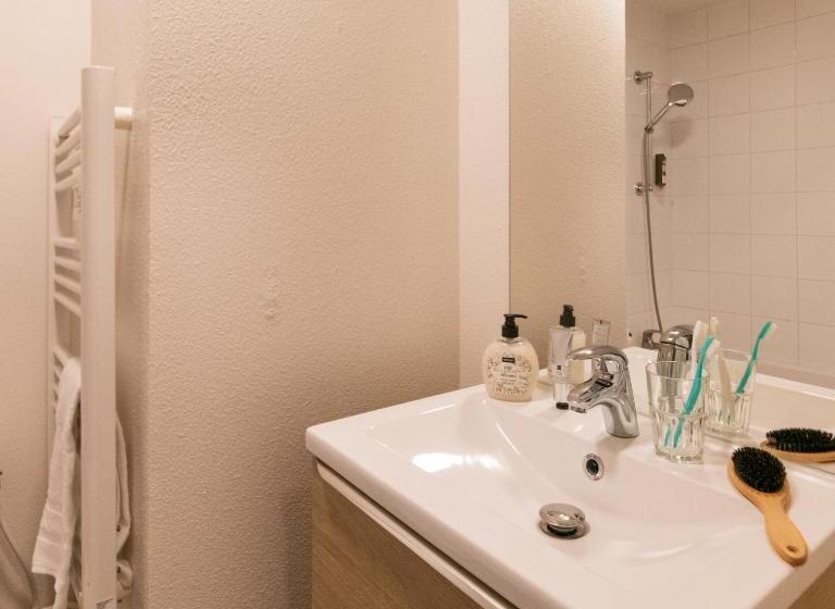 إستوديو قياسى سرير مزدوج, Cerise Valence