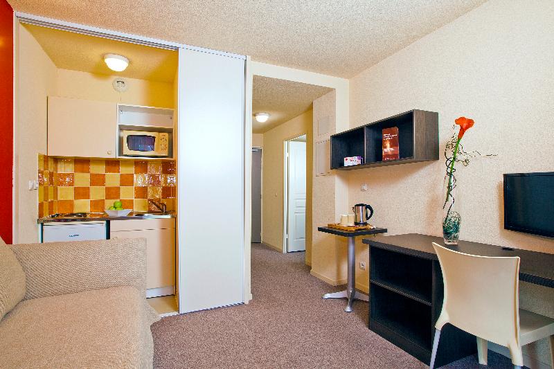 شقة غرفة واحدة, Cerise Valence