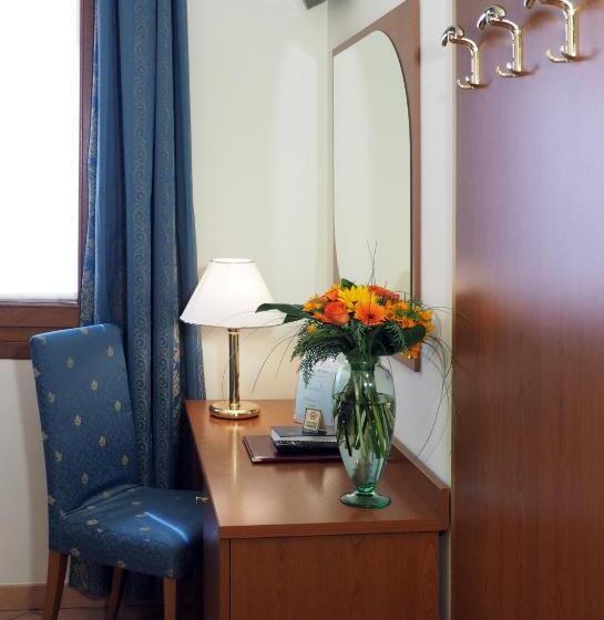 חדר סטנדרט לשלושה, Cris