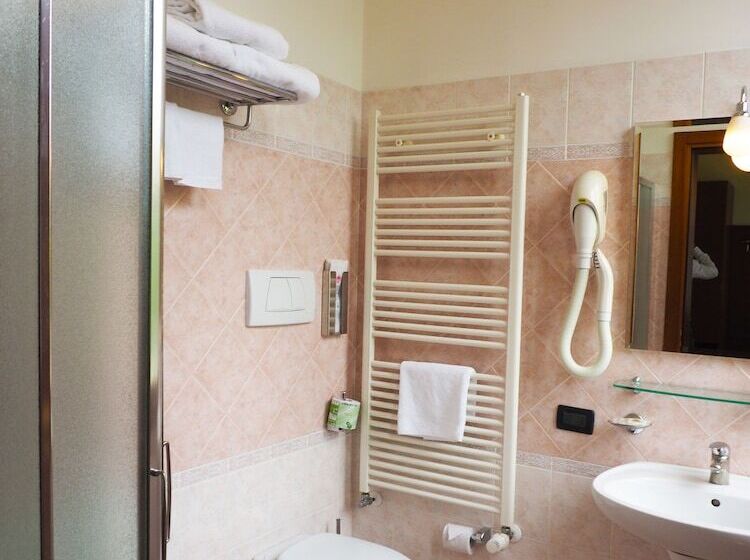 חדר סטנדרט לשלושה, Cris