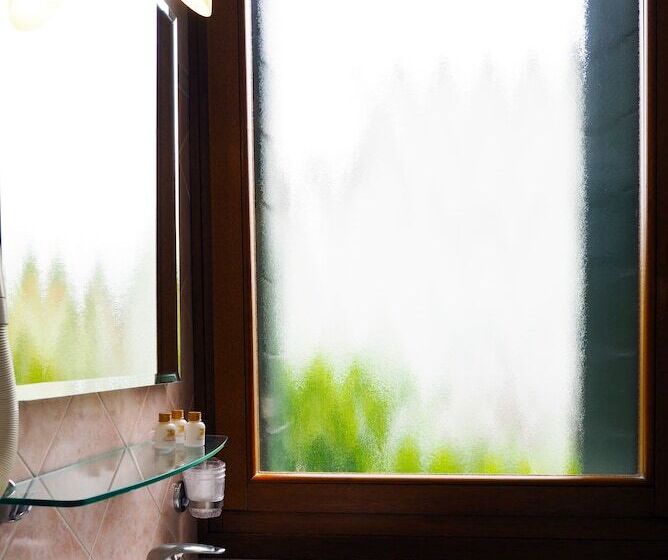 חדר סטנדרט לשלושה, Cris