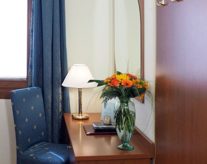 חדר סטנדרט לשלושה, Cris