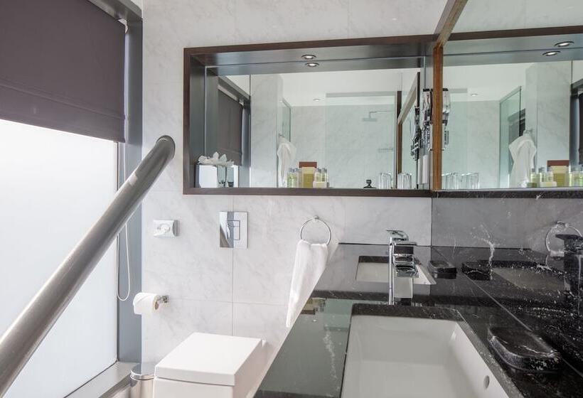 جناح جونيور, Doubletree By Hilton London Greenwich