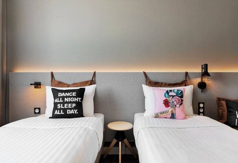 Номер Стандарт, Moxy Amiens