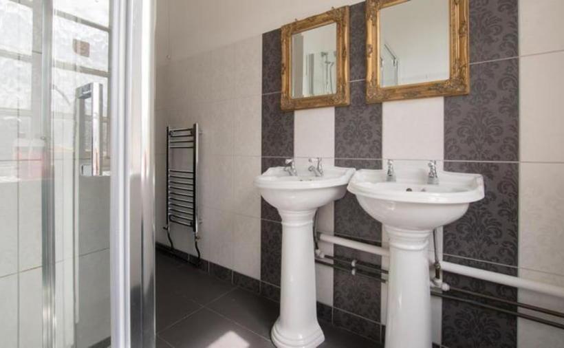 Standard Room, The Walrus Bar And Hostel