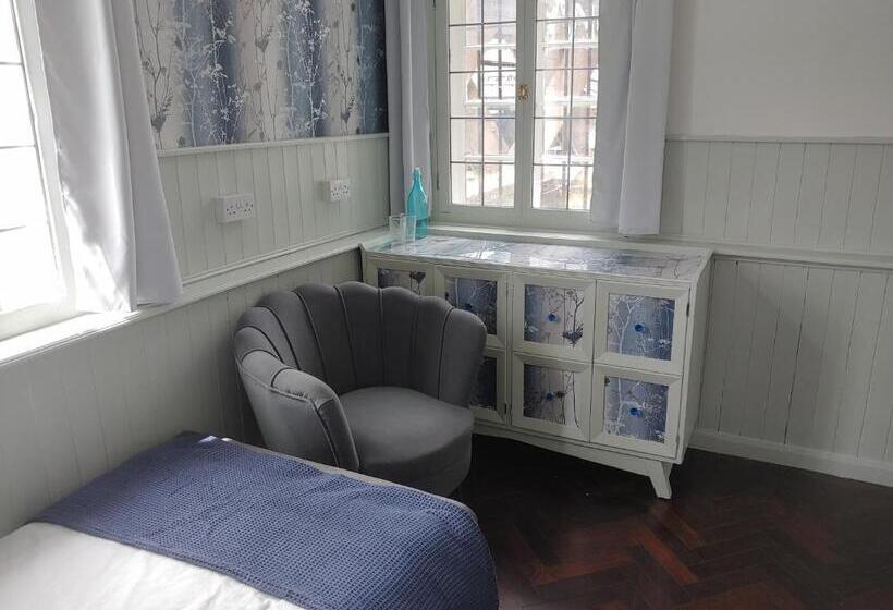 Superior Room, The Walrus Bar And Hostel