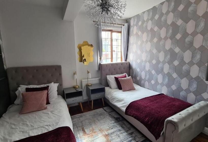 Deluxe Room, The Walrus Bar And Hostel