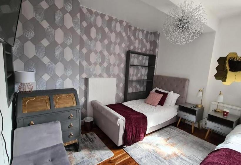 Deluxe Room, The Walrus Bar And Hostel