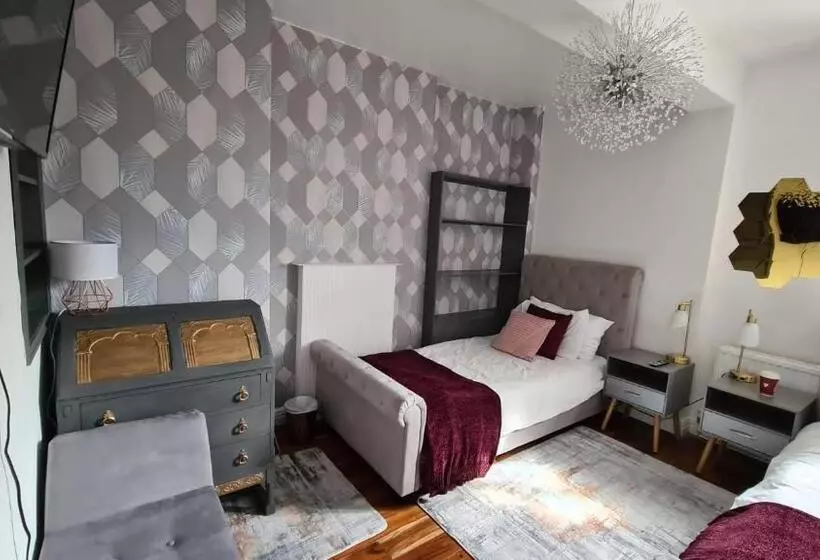 Deluxe Room, The Walrus Bar And Hostel