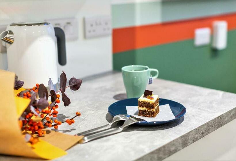 스탠다드 스튜디오, Your Apartment I Clifton Village