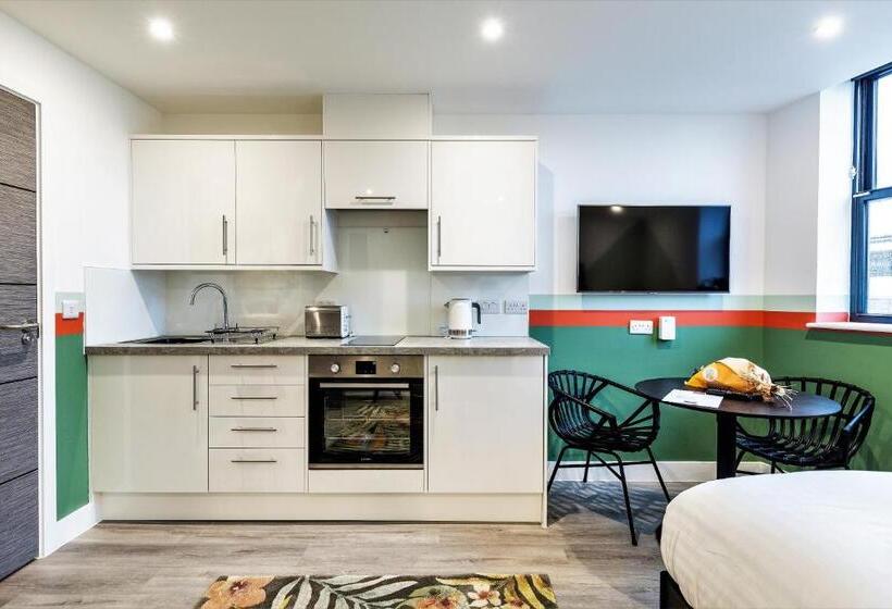 استودیوی استاندارد, Your Apartment I Clifton Village