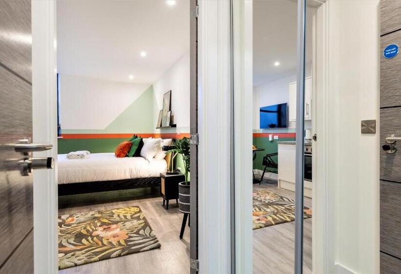 스탠다드 스튜디오, Your Apartment I Clifton Village