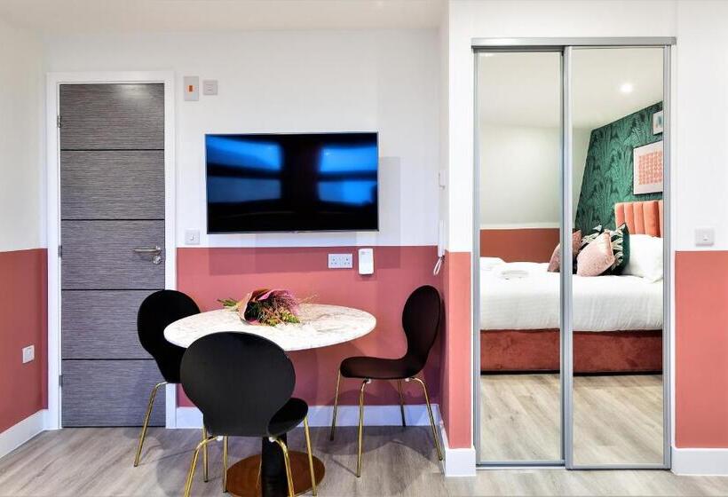 استودیوی استاندارد, Your Apartment I Clifton Village