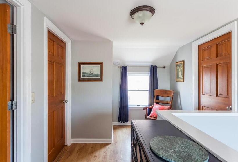 キングサイズベッドのスイートルーム, Avonlea