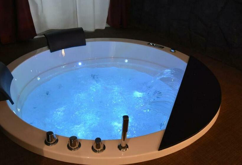 غرفة قياسية مزوَّدة بجاكوزي, Th Luxury Fly