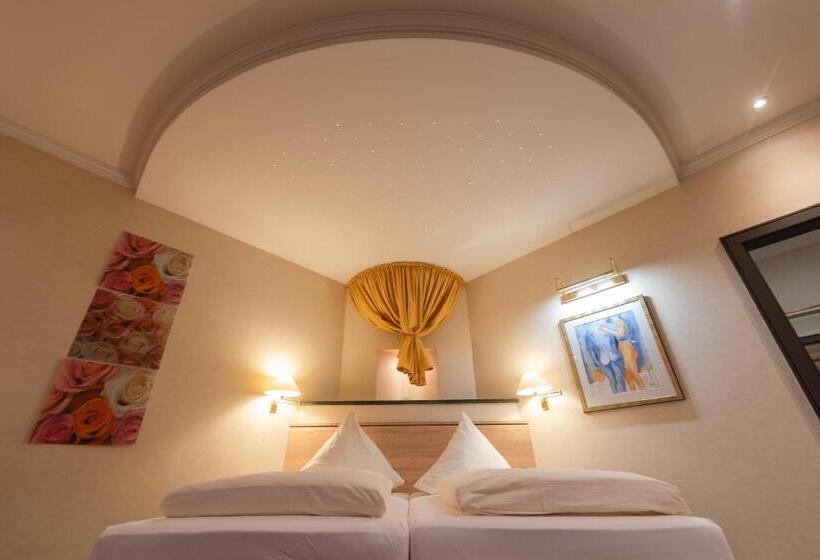 Семейный Номер, Am Schloss