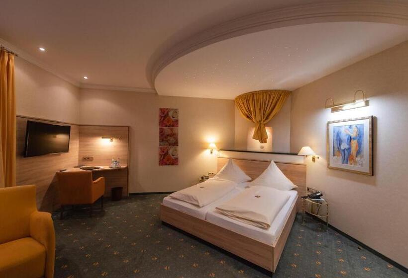 Семейный Номер, Am Schloss