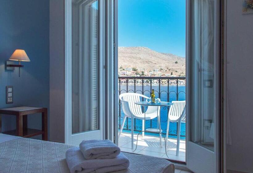 Трехместный Номер Стандарт с Балконом, Aretanassa