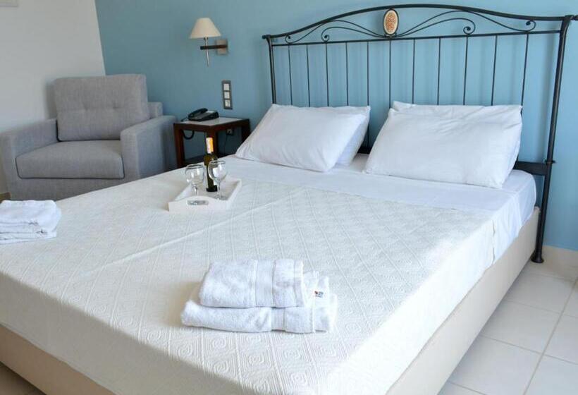 Трехместный Номер Стандарт с Балконом, Aretanassa