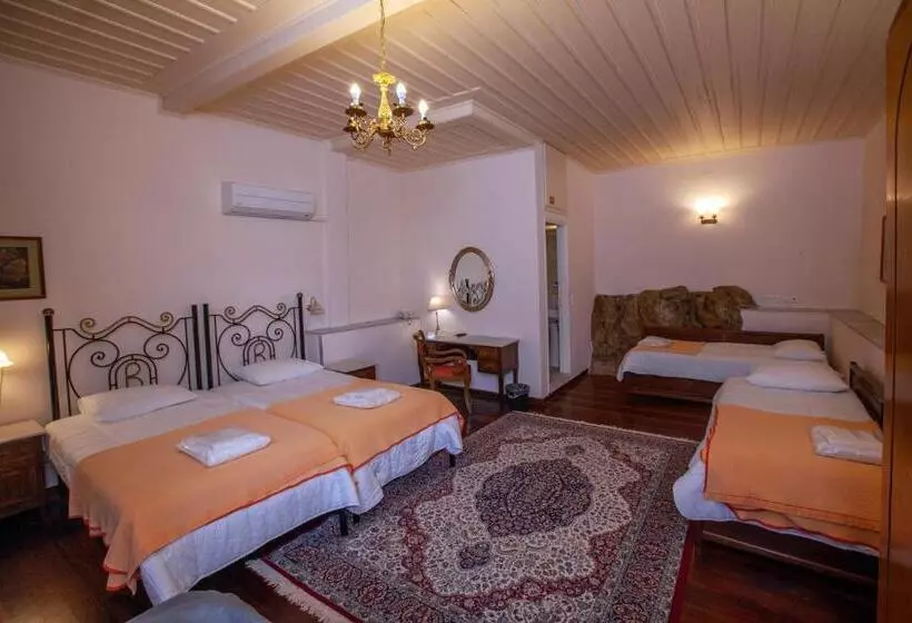 اتاق استاندارد چهار تخته, Byron Traditional