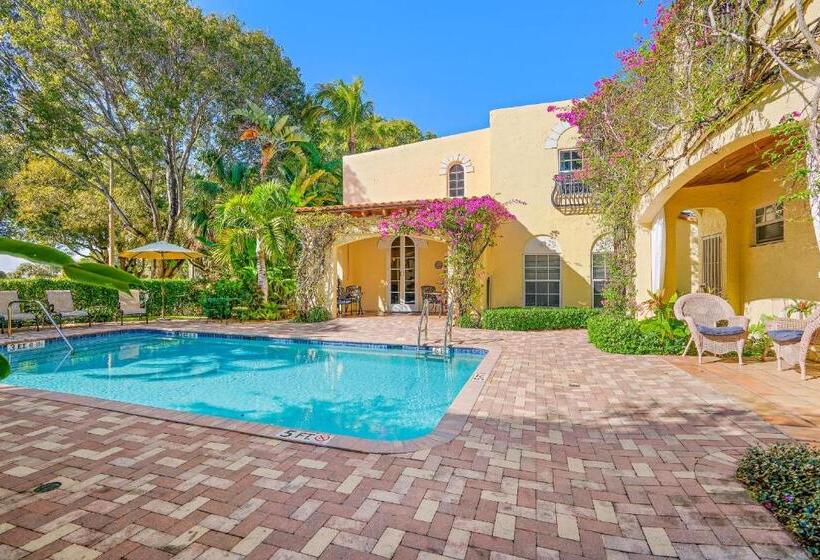 غرفة قياسية مطلّة علي حمام السباحة, Grandview Gardens