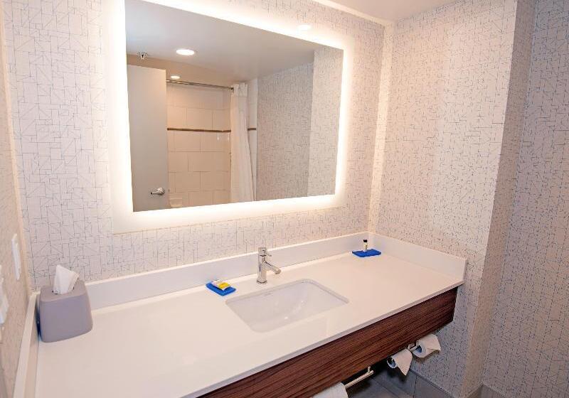 غرفة قياسية سرير كينج لذوى الإحتياجات الخاصة, Holiday Inn Express Hotel & Suites Hinton, An Ihg