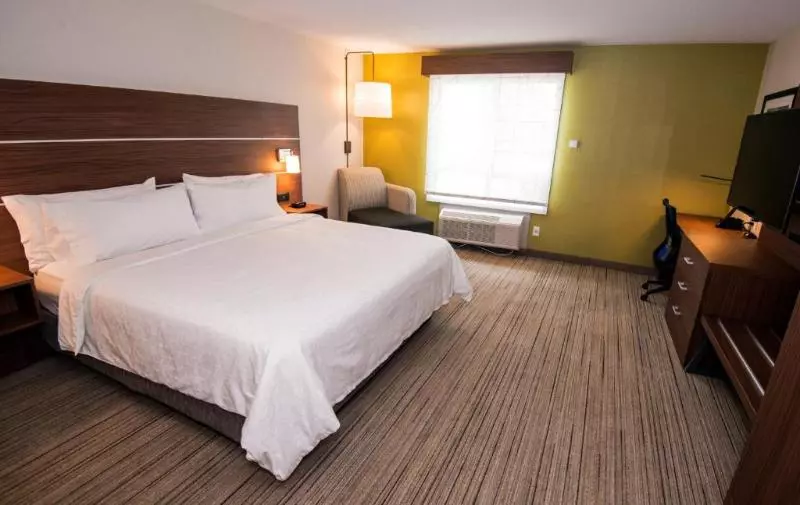 キングサイズベッドのスタンダードルーム, Holiday Inn Express Hotel & Suites Hinton, An Ihg