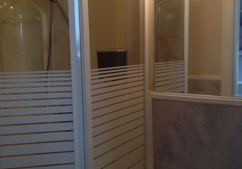 חדר סטנדרט יחיד, The Rex Hotel Jazz & Blues Bar