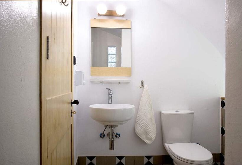 이코노미 룸, Voulamandis House