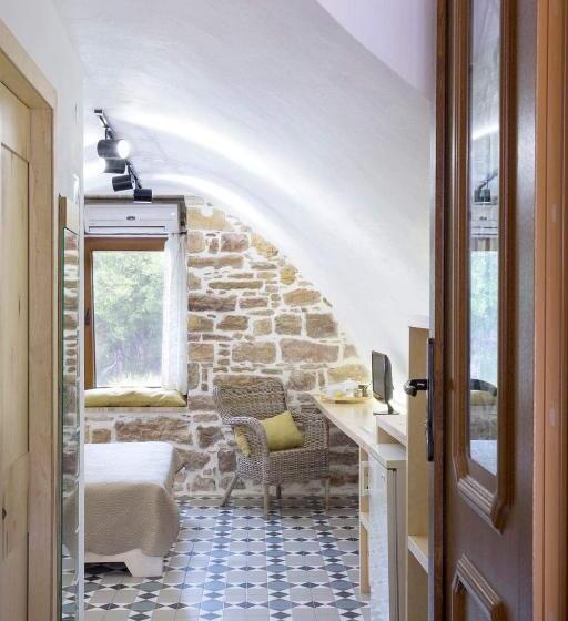 이코노미 룸, Voulamandis House