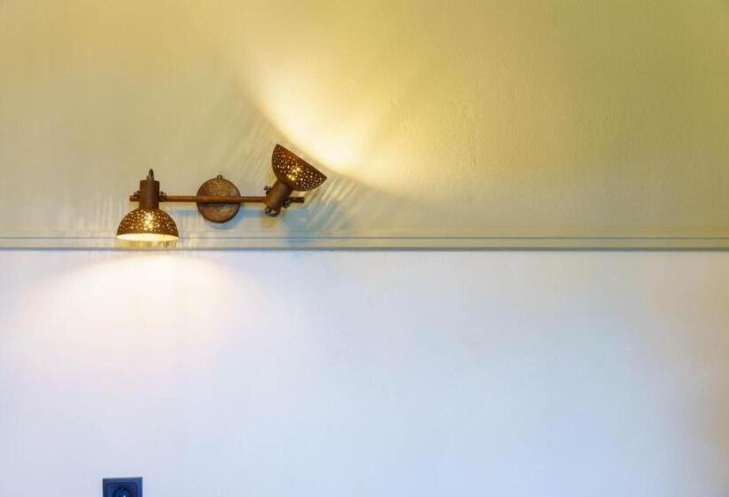 이코노미 룸, Voulamandis House