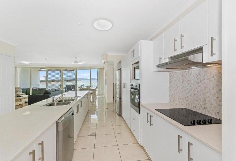 2 Bedroom Apartment with Views, Mariners North Holiday Apartments