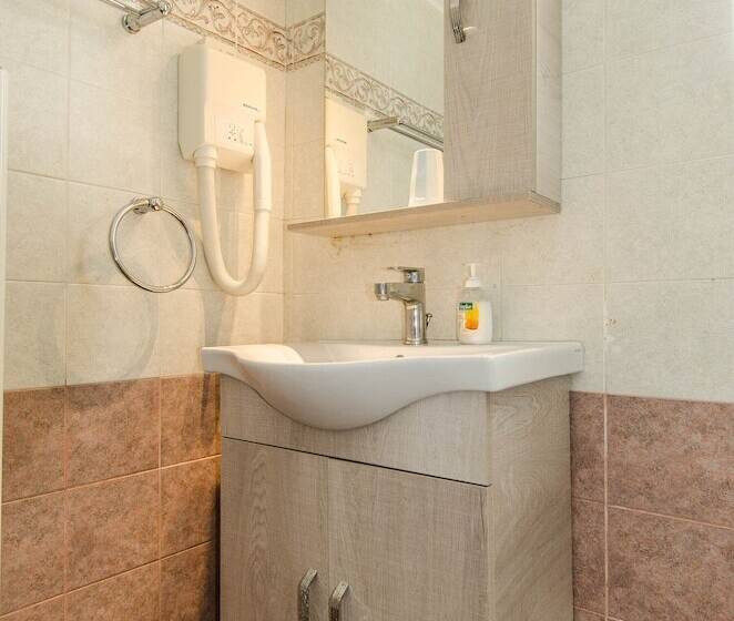 스탠다드 스튜디오 바다 전망, Plaka Studios