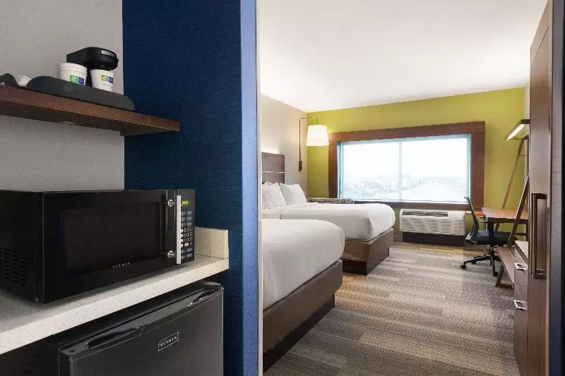 キングサイズベッドのスイートルーム, Holiday Inn Express Hotel & Suites Canton, An Ihg