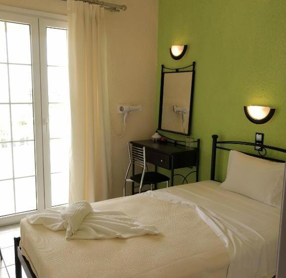 Standard Yhden Hengen Huone, Evelin