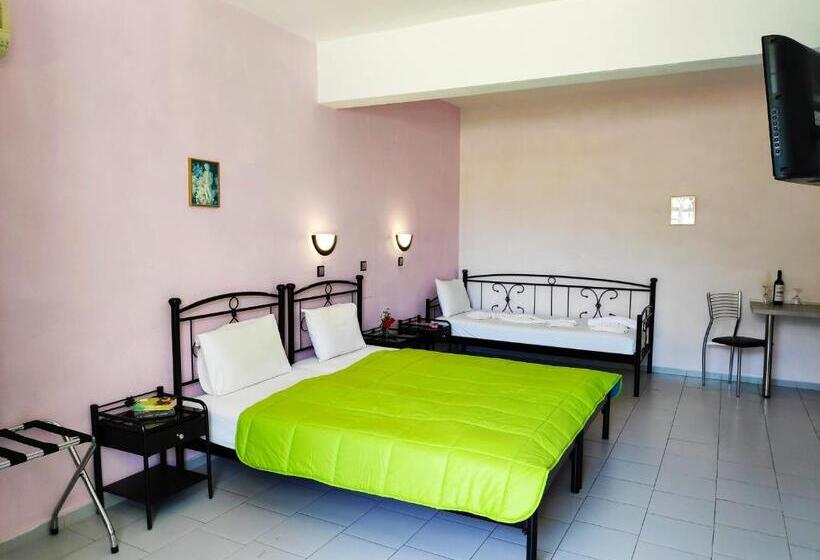 Standard Kolmen Hengen Huone, Evelin