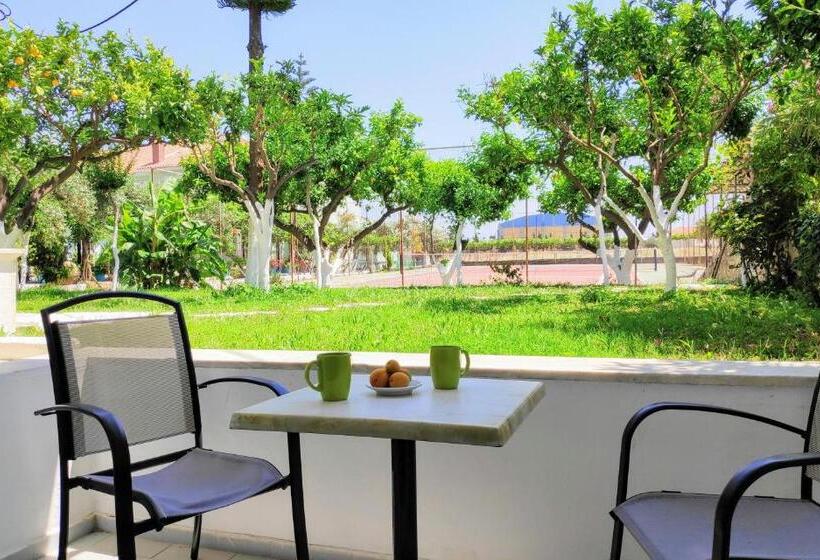 Standard Kolmen Hengen Huone, Evelin