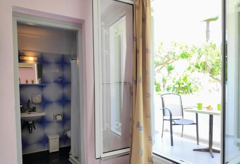 Standard Kolmen Hengen Huone, Evelin