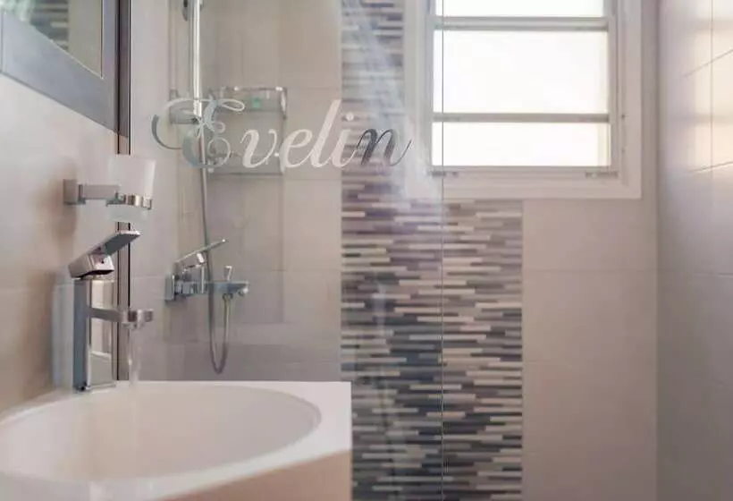 اتاق استاندارد یک نفره, Evelin