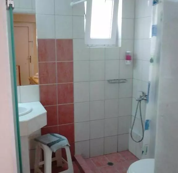 Chambre Standard Rez-de-chaussée, Frini