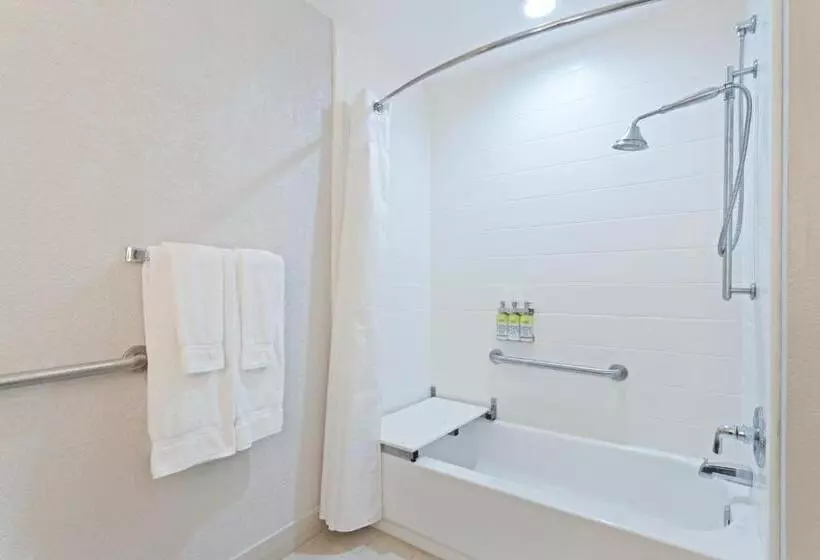 身障者適用キングサイズベッドルーム, Holiday Inn Express Hotel & Suites Lake Placid, An Ihg