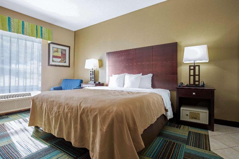 מיטת קינג בסוויטה, Holiday Inn Express Hotel & Suites Lake Placid, An Ihg