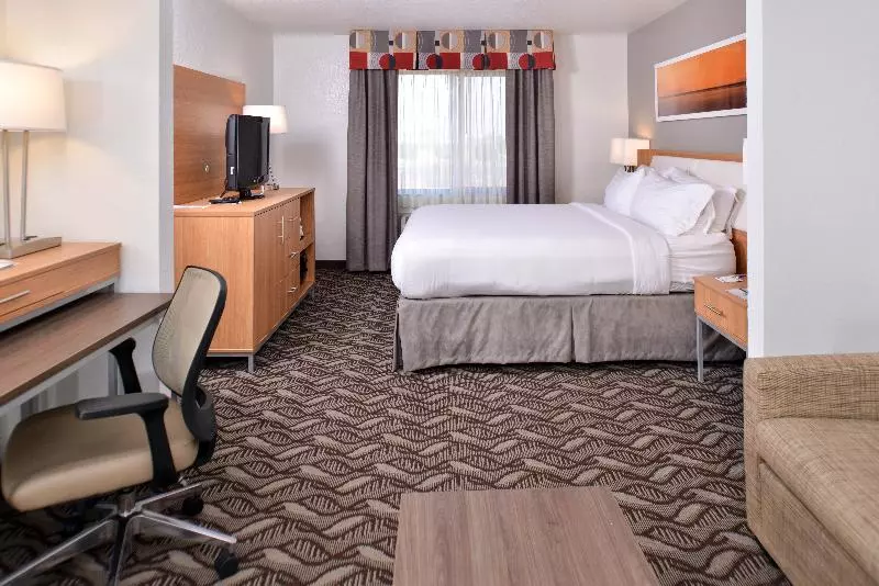 キングサイズベッドのスタンダードルーム, Holiday Inn Express Hotel & Suites Lonoke I 40, An Ihg