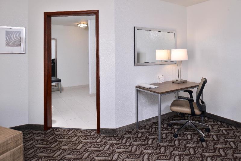 带大床的套房, Holiday Inn Express Hotel & Suites Lonoke I 40, An Ihg